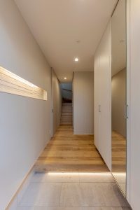 2　山口工務店　玄関ホール　間接照明　新築